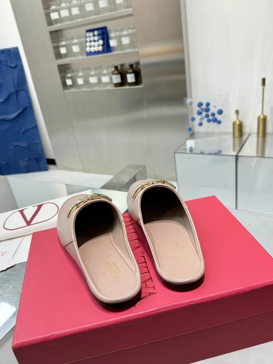 👟👟Ex-factory price 520👟👟 Valentino’s hottest new product in 2025, the new slippers are also easy to wear...😈😈😈 The latest logo buckle Perfectly combined with sexiness❤️‍🔥❤️‍🔥❤️‍🔥❤️‍🔥It is simply the pinnacle of summer fashion💖💖💖💖Original replica Outsole: Italian genuine leather outsole Heel height: Flat heel Size: 35-39 (40 41 42 customization is non-returnable and non-exchangeable)